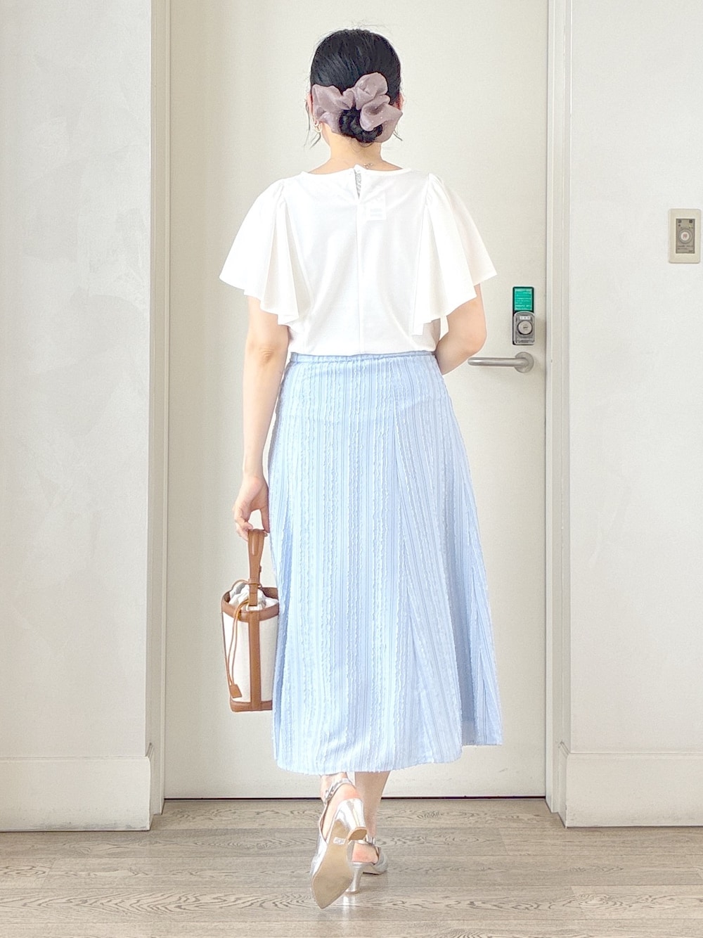 ホワイト系のTシャツ/カットソー、ブルー系のテーラードジャケット、ブルー系のスカートを着用したレディースの夏コーディネートの3枚目の写真
