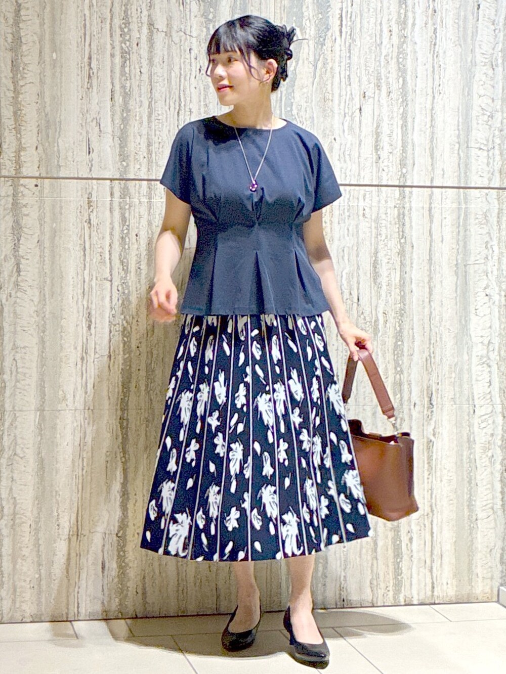 ブルー系のカーディガン/ボレロ、ブルー系のTシャツ/カットソー、ブルー系のスカートを着用したレディースの秋コーディネートの9枚目の写真