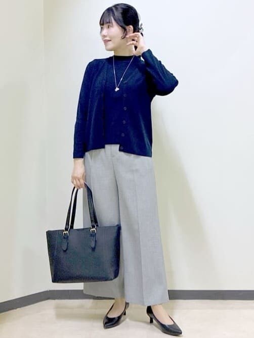 ブルー系のカーディガン/ボレロ、ブルー系のニット/セーター、グレー系のその他パンツを着用したレディースの冬コーディネートの8枚目の写真