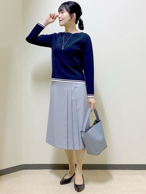 ブルー系のニット/セーター、グレー系のその他パンツ、ブルー系のショルダーバッグを着用したレディースの春コーディネートの6枚目の写真