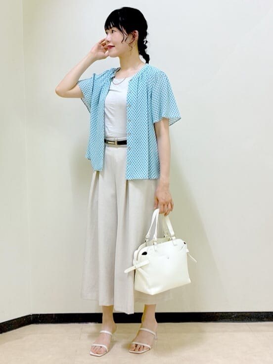 ブルー系のシャツ/ブラウス、グレー系のタンクトップ、ベージュ系のその他パンツを着用したレディースの夏コーディネートの6枚目の写真