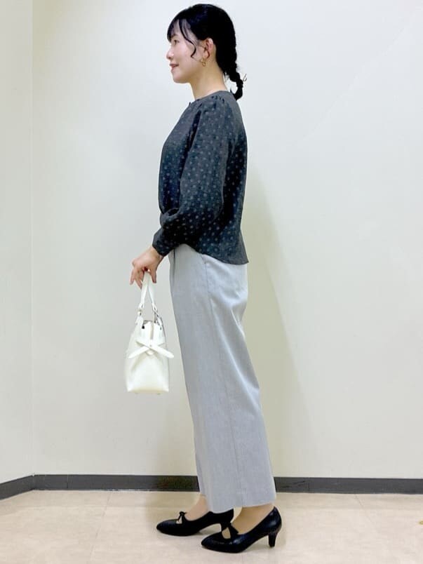 ベージュ系のトレンチコート、グレー系のシャツ/ブラウス、グレー系のその他パンツを着用したレディースの春コーディネートの7枚目の写真