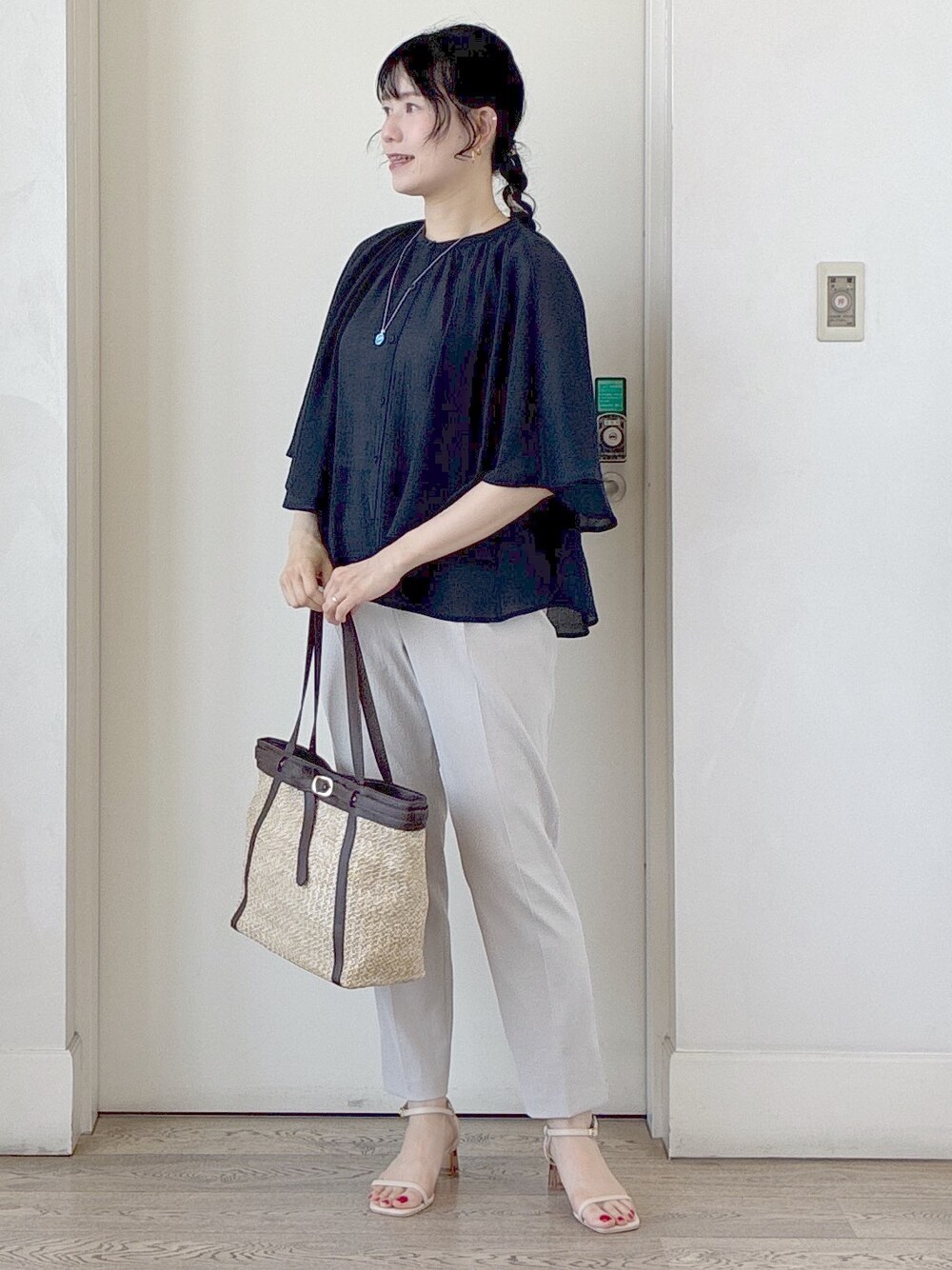 ブルー系のシャツ/ブラウス、ベージュ系のその他パンツ、ベージュ系のタンクトップを着用したレディースの夏コーディネートの8枚目の写真