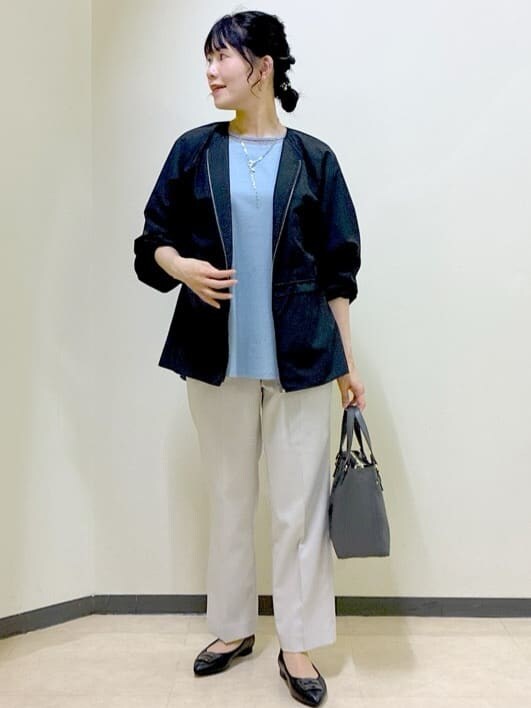ブルー系のTシャツ/カットソー、ベージュ系のその他パンツ、ブラック系のブルゾンを着用したレディースの秋コーディネートの8枚目の写真