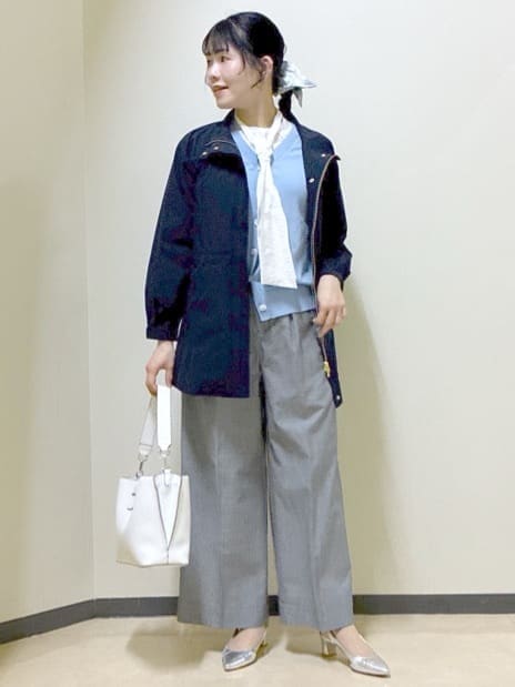 ブラック系のその他パンツ、ブルー系のカーディガン/ボレロ、ピンク系のニット/セーターを着用したレディースの冬コーディネートの8枚目の写真