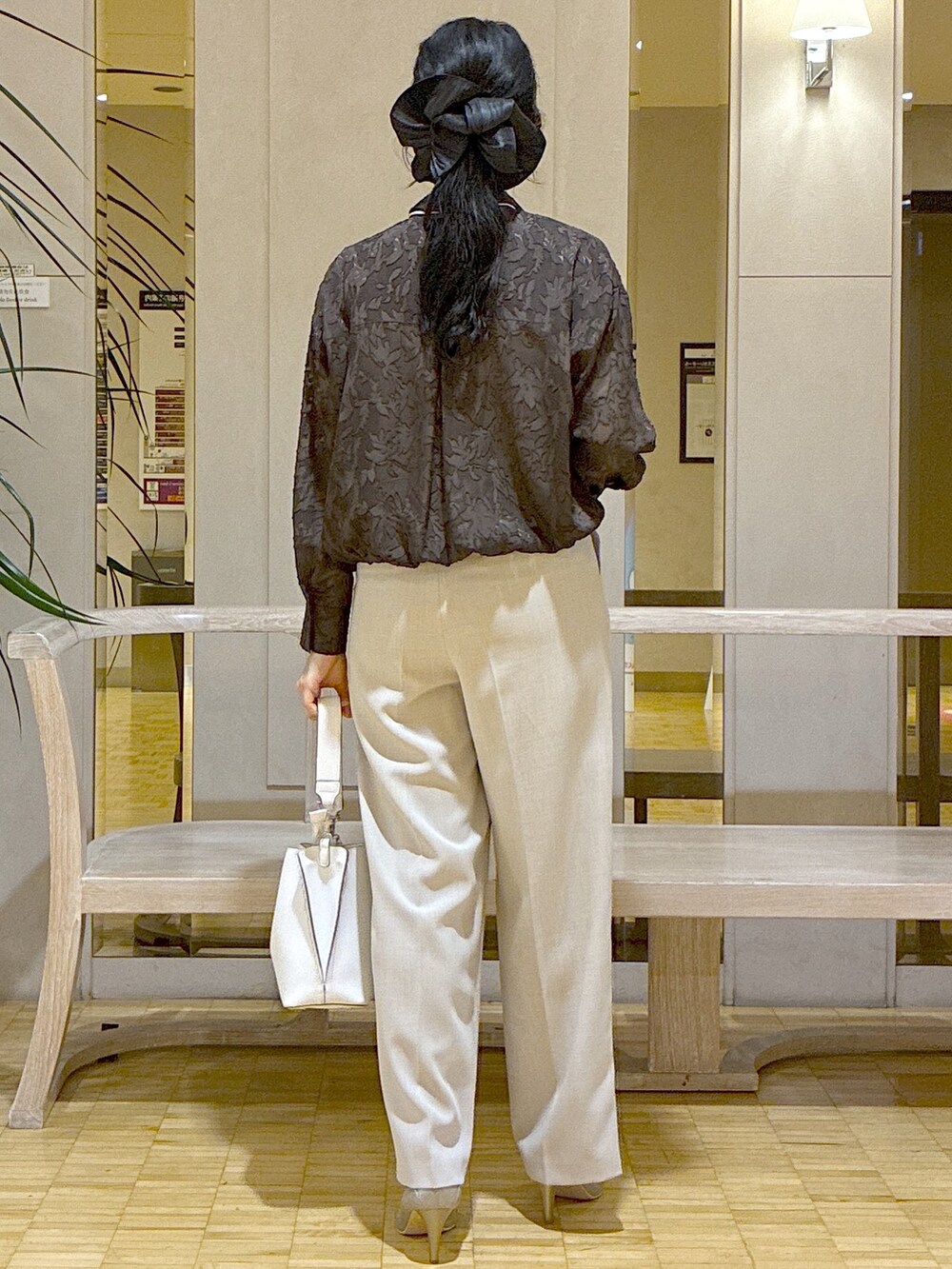 ブラウン系のシャツ/ブラウス、ベージュ系のその他パンツ、ホワイト系のトートバッグを着用したレディースの春コーディネートの3枚目の写真