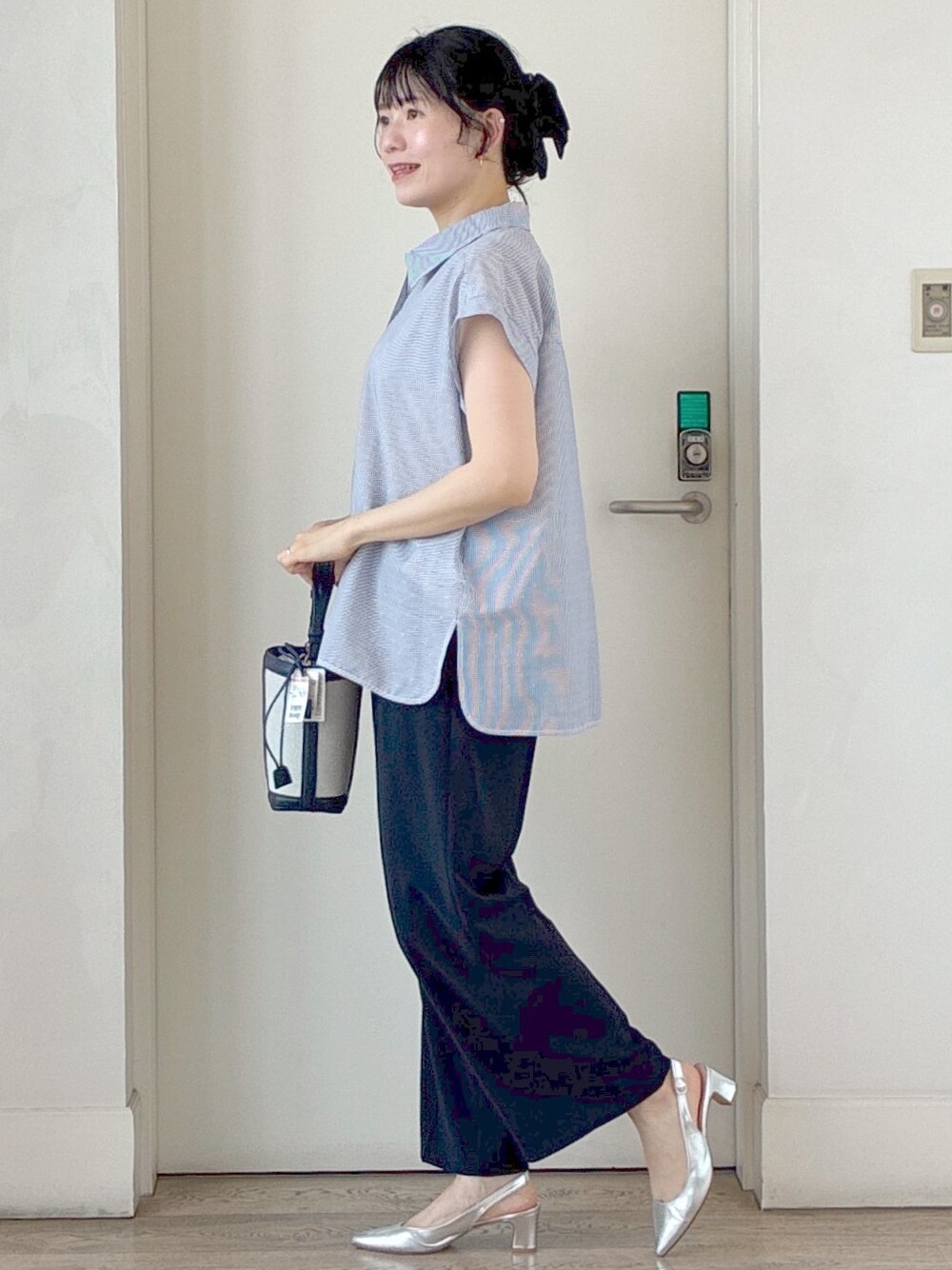 ブルー系のシャツ/ブラウス、ブルー系のその他パンツ、ブルー系のショルダーバッグを着用したレディースの夏コーディネートの2枚目の写真