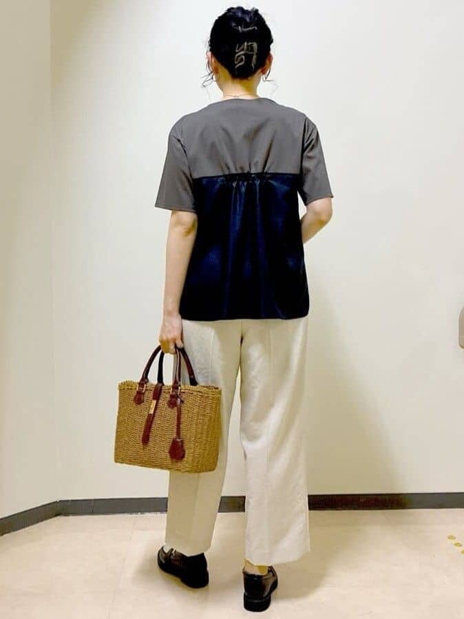 グリーン系のTシャツ/カットソー、ベージュ系のその他パンツ、イエロー系のトートバッグを着用したレディースの春コーディネートの3枚目の写真