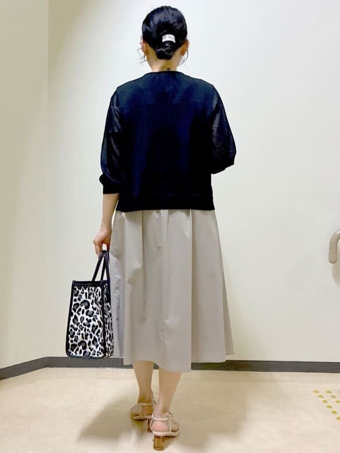 ブラック系のカーディガン/ボレロ、ホワイト系のシャツ/ブラウス、ベージュ系のスカートを着用したレディースの夏コーディネートの3枚目の写真