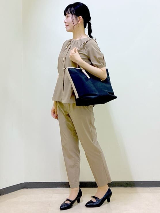 イエロー系のシャツ/ブラウス、イエロー系のその他パンツ、イエロー系のスカートを着用したレディースの夏コーディネートの5枚目の写真
