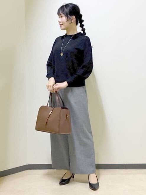ブラック系のニット/セーター、グレー系のその他パンツ、ブラウン系のボストンバッグを着用したレディースの冬コーディネートの8枚目の写真