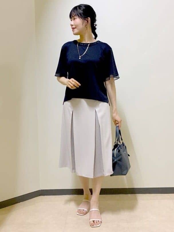 ブルー系のTシャツ/カットソー、ブルー系のスカート、ベージュ系のスカートを着用したレディースの夏コーディネートの9枚目の写真