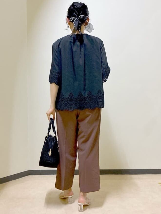 ブラック系のシャツ/ブラウス、ブラウン系のその他パンツ、ブラック系のショルダーバッグを着用したレディースの夏コーディネートの3枚目の写真