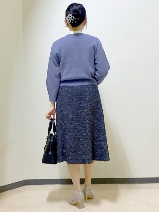 ブルー系のカーディガン/ボレロ、ホワイト系のシャツ/ブラウス、ブラック系のスカートを着用したレディースの冬コーディネートの3枚目の写真