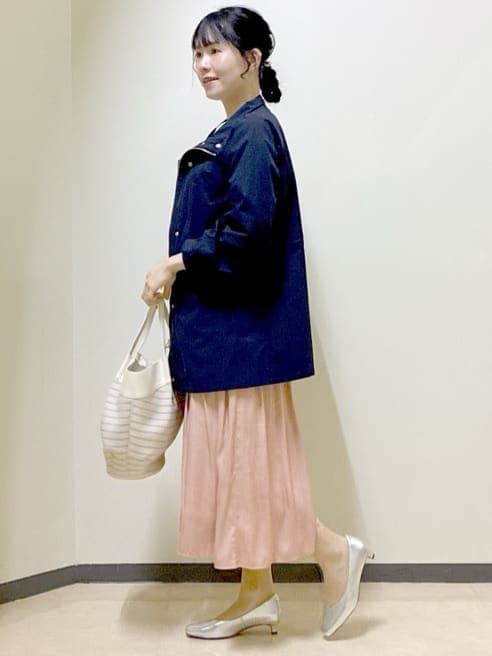 ホワイト系のワンピース、オレンジ系のその他パンツ、シルバー系のパンプスを着用したレディースの春コーディネートの2枚目の写真