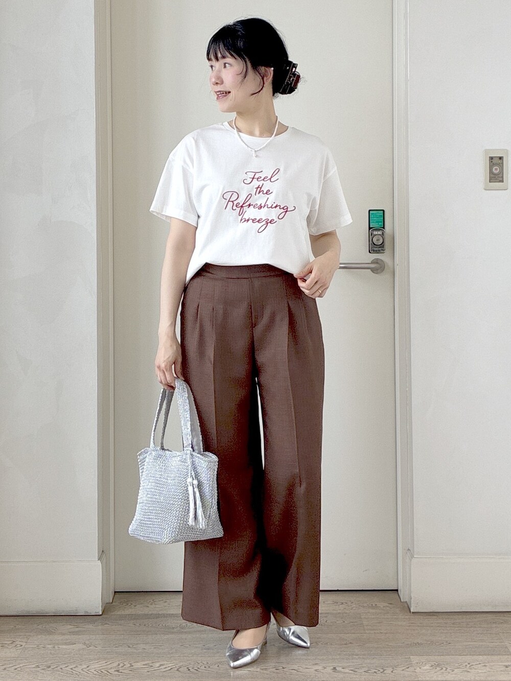 ホワイト系のTシャツ/カットソー、ブラック系のベスト、ブラウン系のその他パンツを着用したレディースの春コーディネートの5枚目の写真