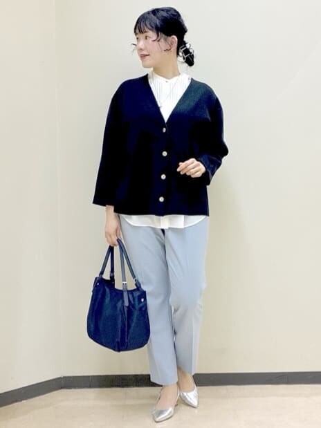 ホワイト系のシャツ/ブラウス、ブルー系のシャツ/ブラウス、ブルー系のその他パンツを着用したレディースの春コーディネートの7枚目の写真
