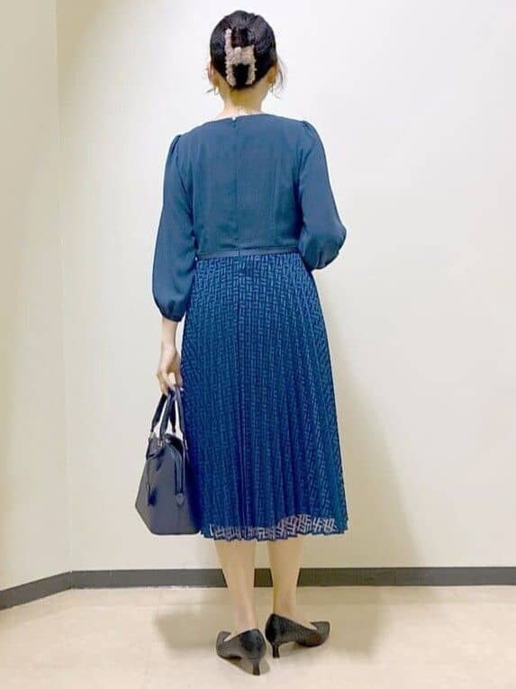 ブルー系のワンピース、ブルー系のトレンチコート、ブルー系のハンドバッグを着用したレディースの冬コーディネートの3枚目の写真