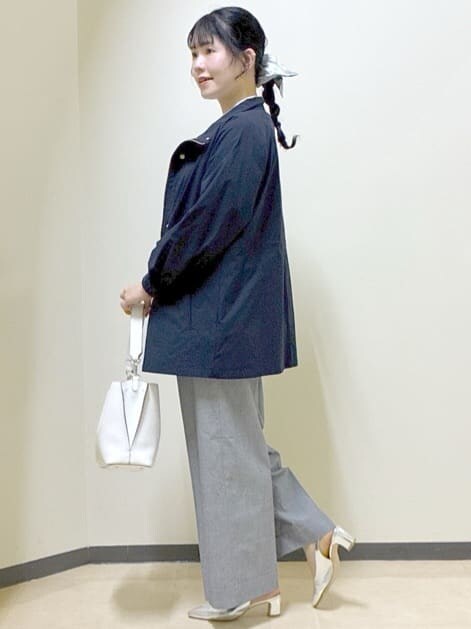 ブラック系のその他パンツ、ブルー系のカーディガン/ボレロ、ピンク系のニット/セーターを着用したレディースの冬コーディネートの2枚目の写真