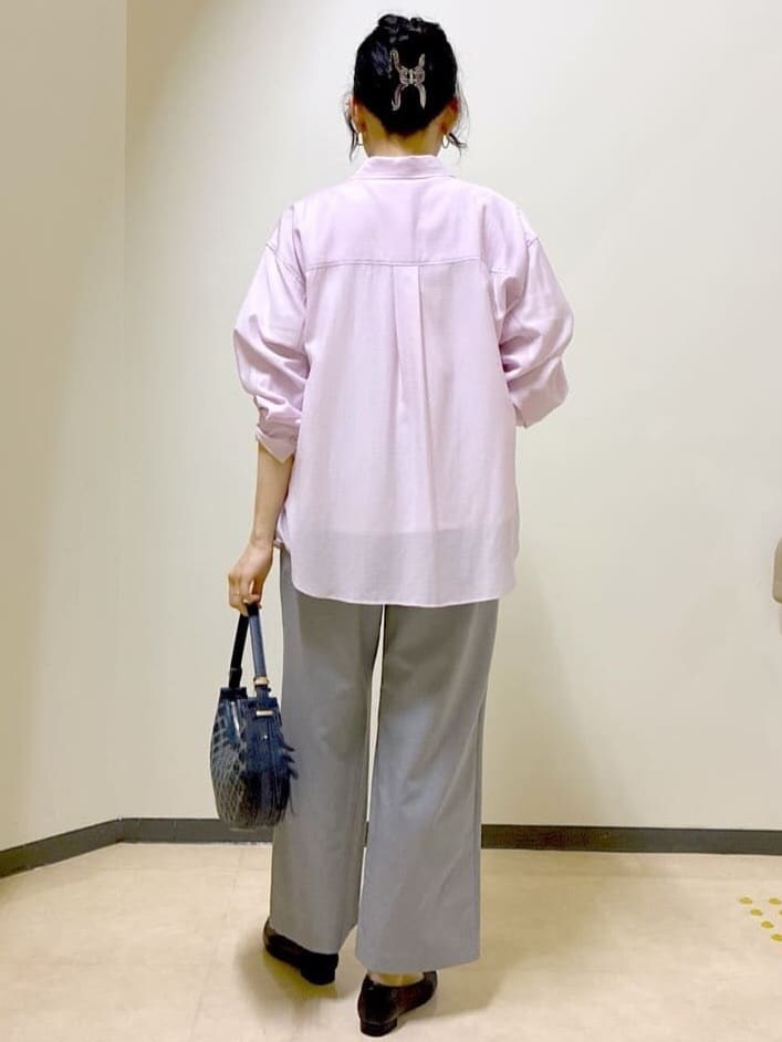 ピンク系のシャツ/ブラウス、ホワイト系のTシャツ/カットソー、グレー系のその他パンツを着用したレディースの夏コーディネートの3枚目の写真