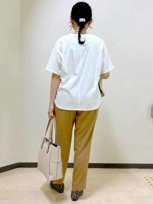 ホワイト系のTシャツ/カットソー、ベージュ系のテーラードジャケット、イエロー系のその他パンツを着用したレディースの夏コーディネートの3枚目の写真