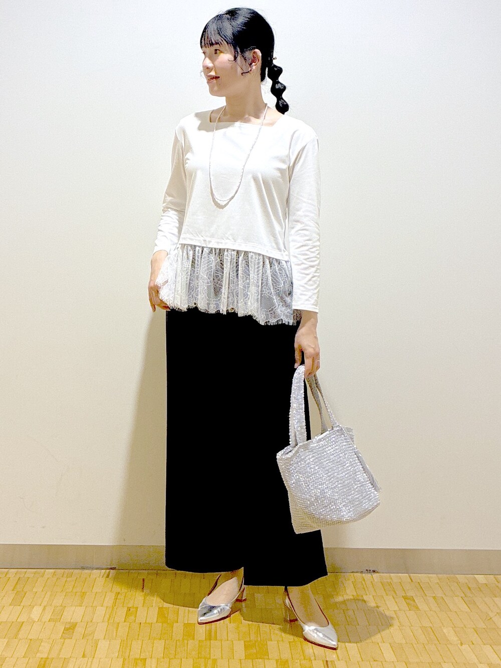 ブラック系のその他パンツ、ベージュ系のブルゾン、ホワイト系のTシャツ/カットソーを着用したレディースの春コーディネートの5枚目の写真