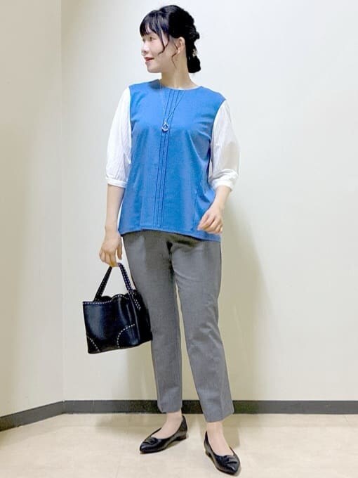 ブルー系のTシャツ/カットソー、ブラック系のその他パンツ、ブラック系のカーディガン/ボレロを着用したレディースの秋コーディネートの8枚目の写真