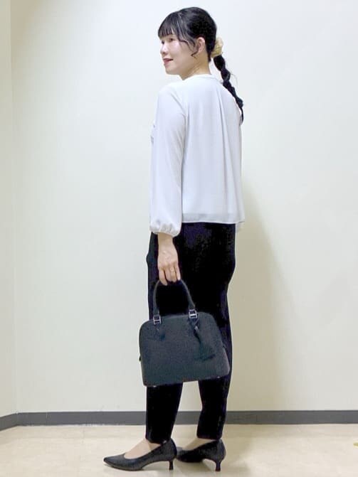 グレー系のシャツ/ブラウス、ブラック系のその他パンツ、ブラック系のノーカラージャケットを着用したレディースの春コーディネートの4枚目の写真