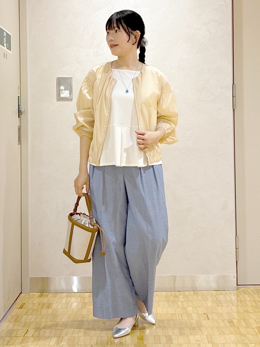 ベージュ系のブルゾン、ホワイト系のTシャツ/カットソー、ブルー系のその他パンツを着用したレディースの夏コーディネートの9枚目の写真