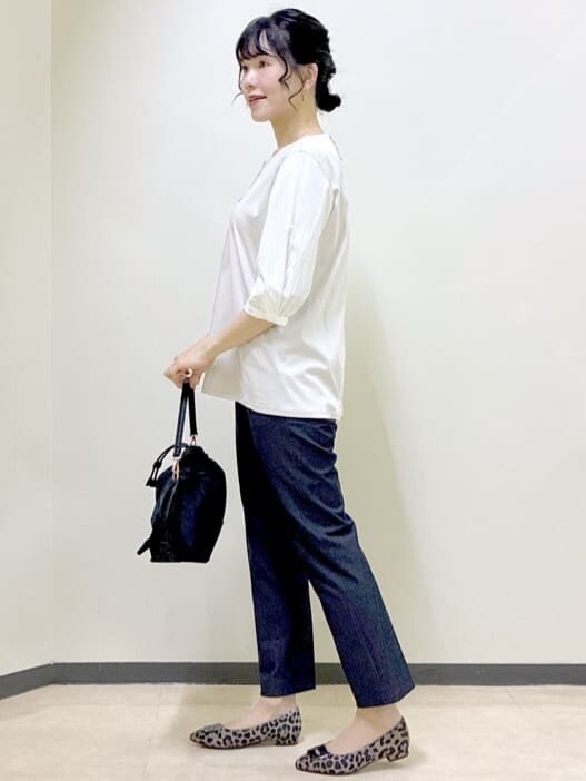 ベージュ系のTシャツ/カットソー、グリーン系のブルゾン、ブルー系のその他パンツを着用したレディースの秋コーディネートの2枚目の写真