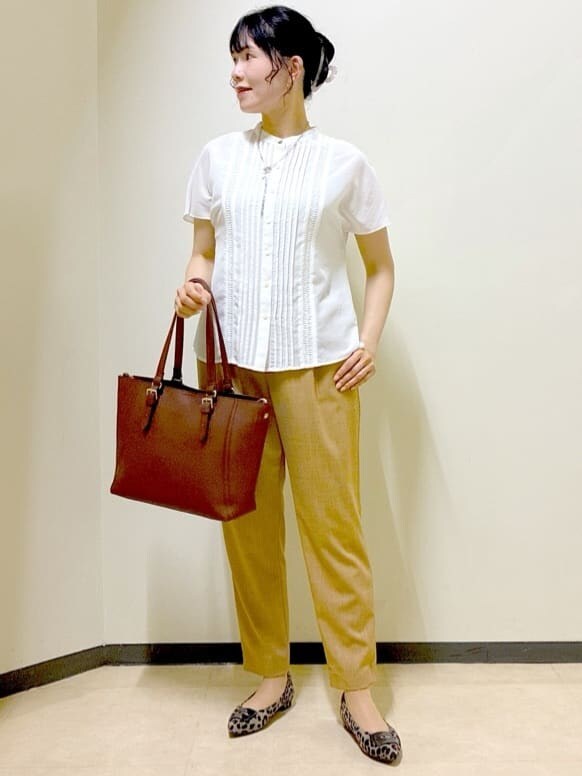 ホワイト系のシャツ/ブラウス、イエロー系のその他パンツ、ブラウン系のトートバッグを着用したレディースの秋コーディネートの7枚目の写真