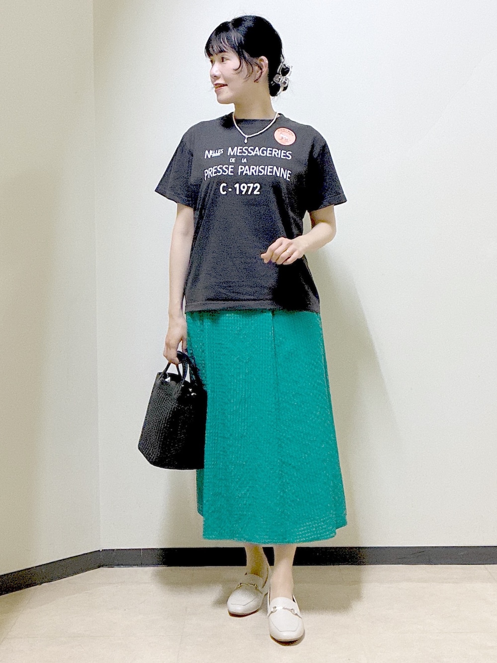 グレー系のTシャツ/カットソー、グリーン系のスカート、ベージュ系のノーカラージャケットを着用したレディースの春コーディネートの8枚目の写真