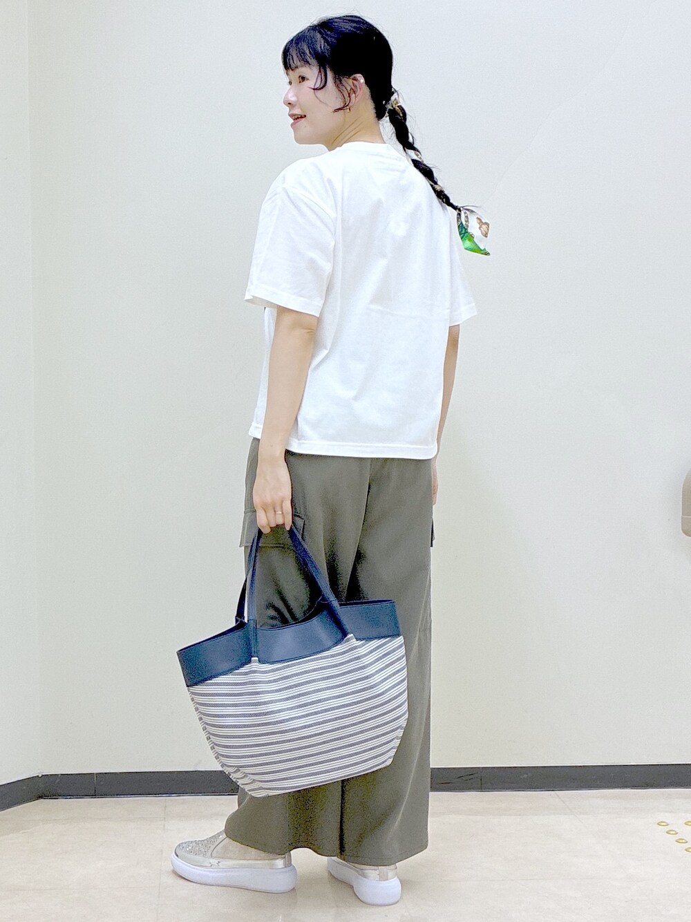 ホワイト系のTシャツ/カットソー、グリーン系のその他パンツ、ホワイト系のシャツ/ブラウスを着用したレディースの春コーディネートの4枚目の写真