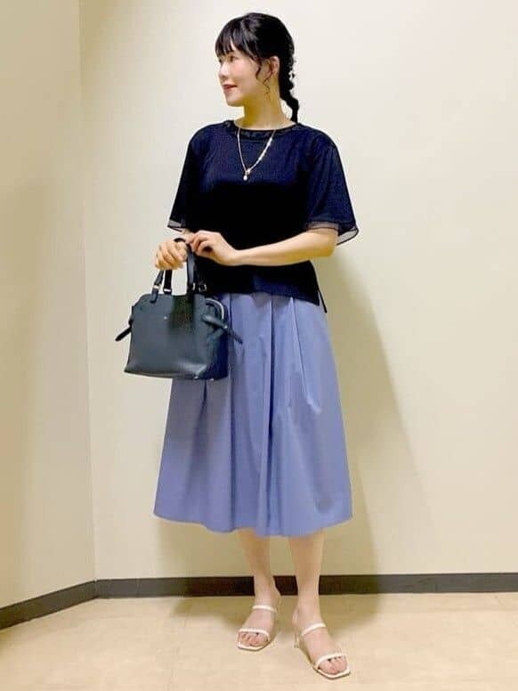ブルー系のTシャツ/カットソー、ブルー系のスカート、ベージュ系のスカートを着用したレディースの夏コーディネートの7枚目の写真