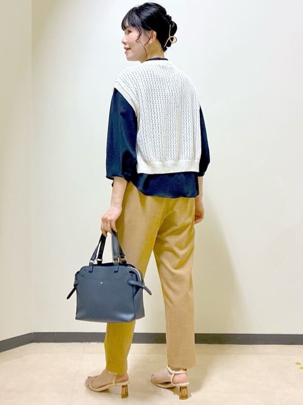 ブルー系のシャツ/ブラウス、ベージュ系のニット/セーター、イエロー系のその他パンツを着用したレディースの夏コーディネートの4枚目の写真