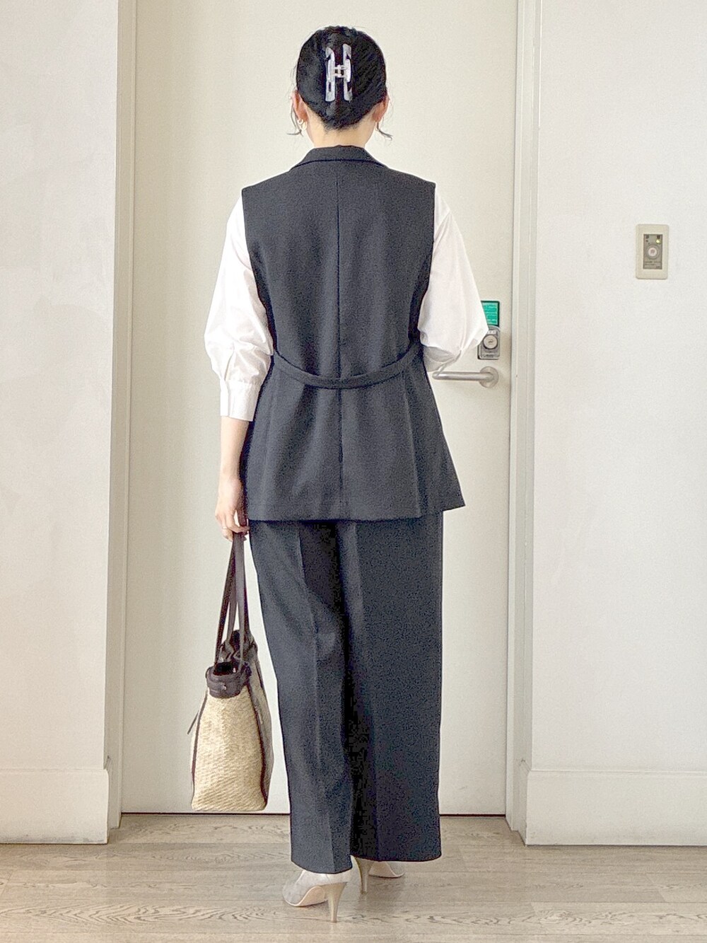 ブラック系のベスト、ホワイト系のシャツ/ブラウス、ブラック系のその他パンツを着用したレディースの夏コーディネートの3枚目の写真