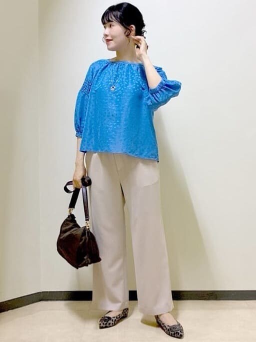 ブルー系のシャツ/ブラウス、ベージュ系のその他パンツ、ブラウン系のショルダーバッグを着用したレディースの秋コーディネートの7枚目の写真