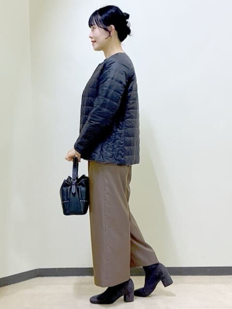 ブラック系のダウンジャケット/コート、ブラック系のニット/セーター、ブルー系のTシャツ/カットソーを着用したレディースの冬コーディネートの2枚目の写真