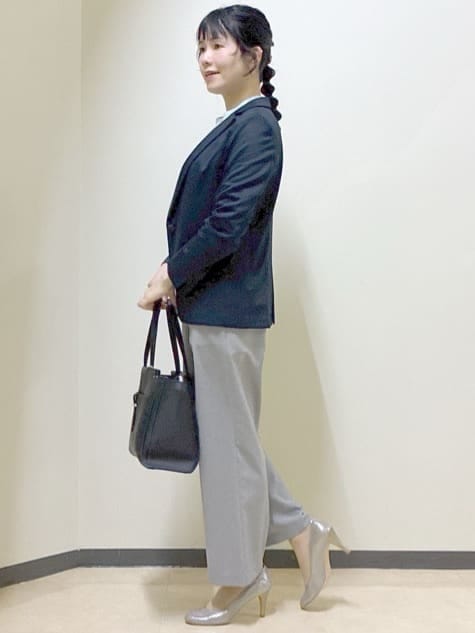 グレー系のその他パンツ、ブルー系のシャツ/ブラウス、ブルー系のテーラードジャケットを着用したレディースの春コーディネートの2枚目の写真