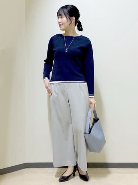ブルー系のニット/セーター、グレー系のその他パンツ、ブルー系のショルダーバッグを着用したレディースの春コーディネートの9枚目の写真