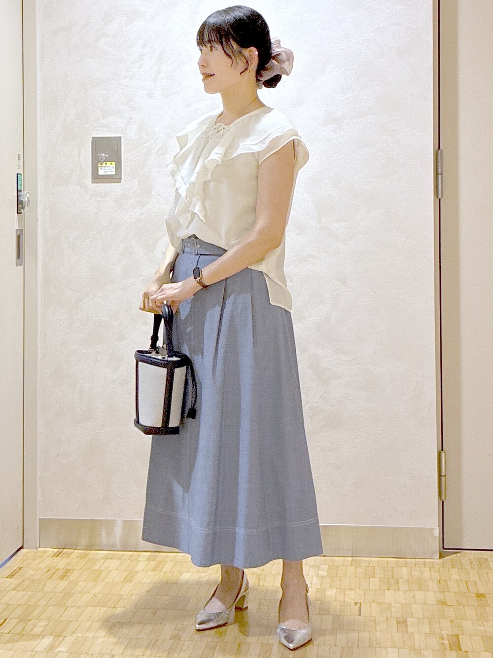 ホワイト系のシャツ/ブラウス、ブルー系のスカート、ホワイト系のカーディガン/ボレロを着用したレディースの夏コーディネートの5枚目の写真