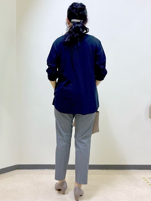 ブルー系のTシャツ/カットソー、ブラック系のその他パンツ、ブラック系のシャツ/ブラウスを着用したレディースの夏コーディネートの3枚目の写真