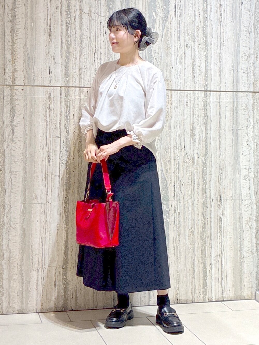 ベージュ系のシャツ/ブラウス、ブルー系のその他パンツ、レッド系のトートバッグを着用したレディースの秋コーディネートの6枚目の写真