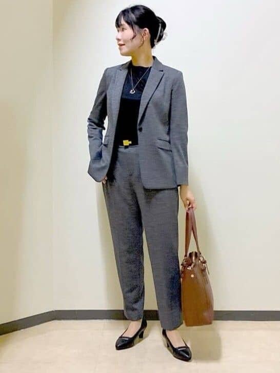 グレー系のテーラードジャケット、ブラック系のTシャツ/カットソー、グレー系のその他パンツを着用したレディースの秋コーディネートの10枚目の写真