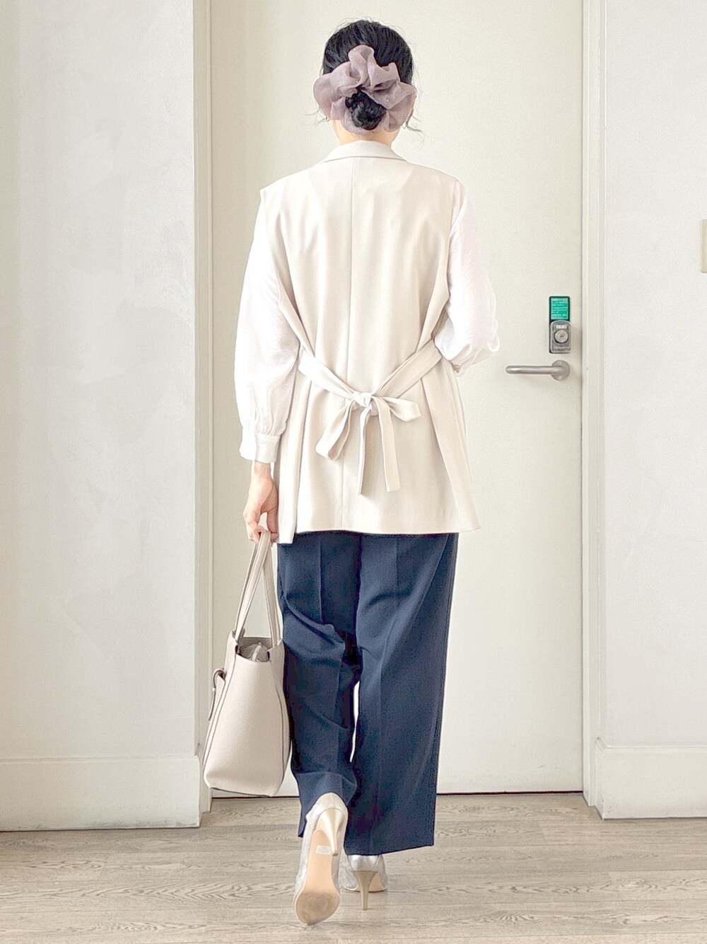 ホワイト系のシャツ/ブラウス、ベージュ系のベスト、ブルー系のその他パンツを着用したレディースの夏コーディネートの3枚目の写真