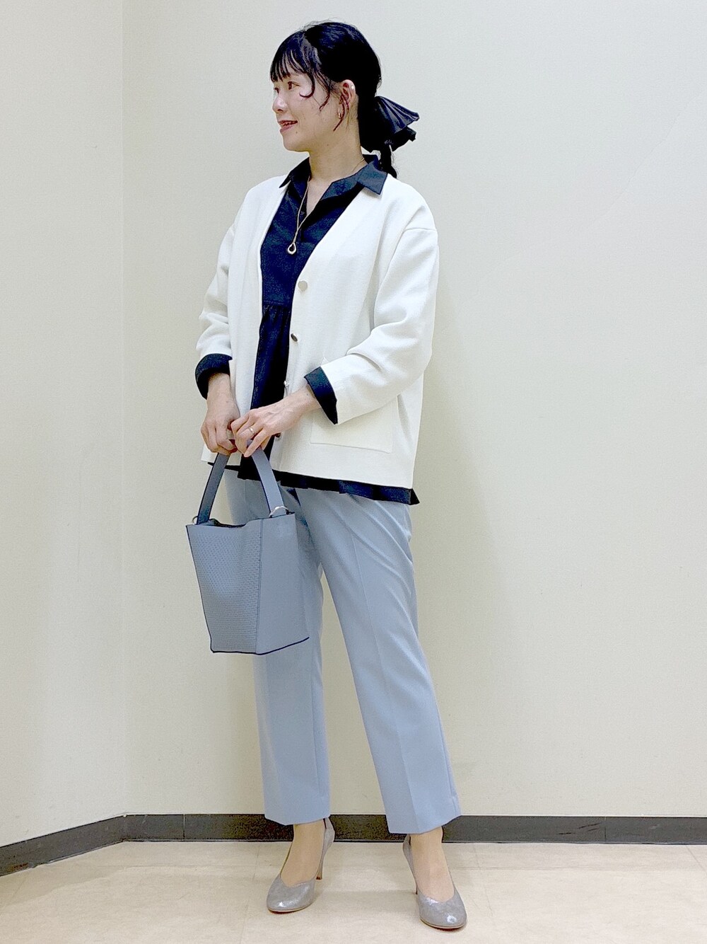 ホワイト系のカーディガン/ボレロ、ブルー系のシャツ/ブラウス、ブルー系のその他パンツを着用したレディースの春コーディネートの7枚目の写真