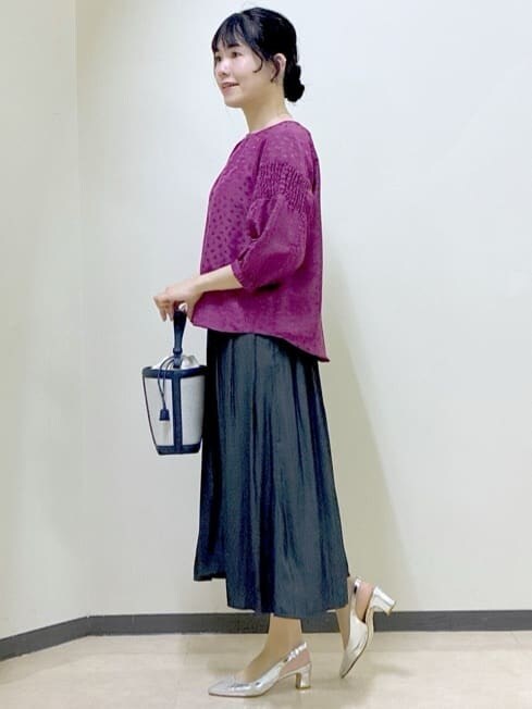 ピンク系のシャツ/ブラウス、グレー系のその他パンツ、ブルー系のショルダーバッグを着用したレディースの冬コーディネートの2枚目の写真