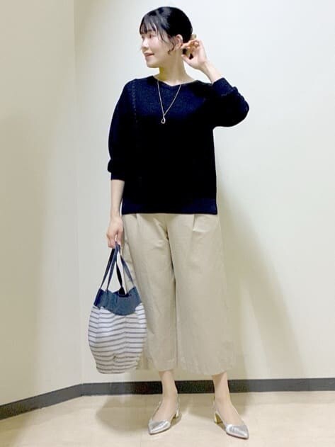 ベージュ系のその他パンツ、ブラック系のニット/セーター、ブルー系のトートバッグを着用したレディースの春コーディネートの7枚目の写真