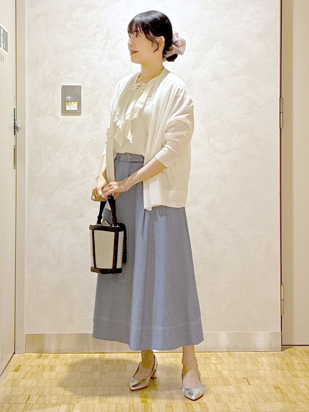ホワイト系のカーディガン/ボレロ、ホワイト系のシャツ/ブラウス、ブルー系のスカートを着用したレディースの夏コーディネートの6枚目の写真