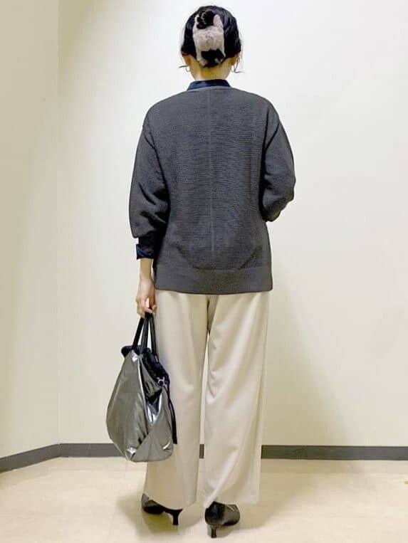 グレー系のニット/セーター、ブルー系のシャツ/ブラウス、ベージュ系のその他パンツを着用したレディースの冬コーディネートの3枚目の写真